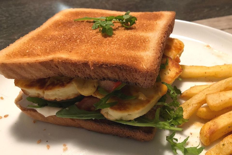 Sandwich mit Tomate, Mozzarella, Hähnchen, Rucola und Pesto