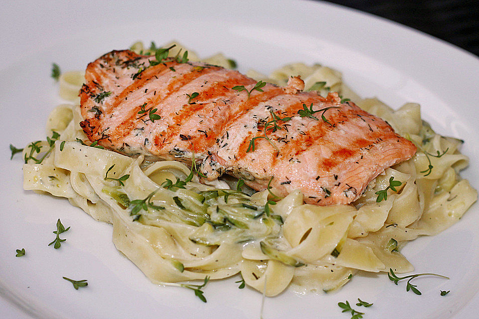 Lachs auf Bandnudeln in Zucchinisauce