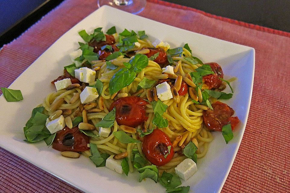 Spaghetti mit Tomaten, Basilikum und Zitronenöl