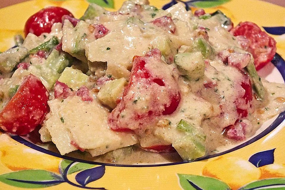 Tomatensalat mit Avocado, Apfel und Rührei-Salatsoße