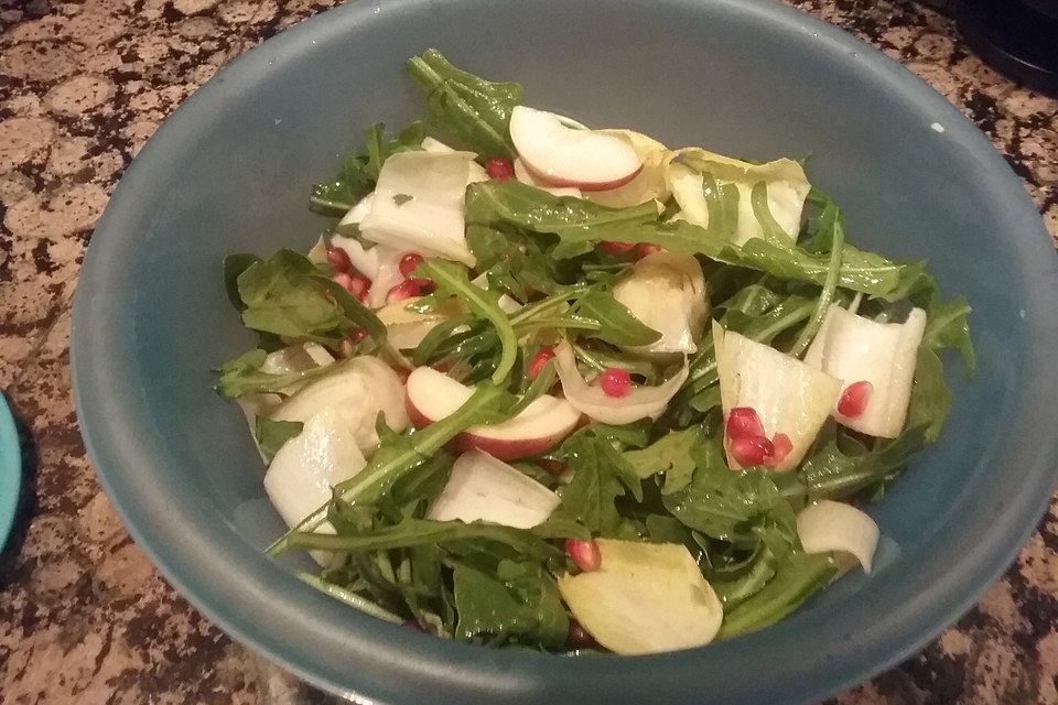 Chicoree-Rucola-Salat mit Granatapfel