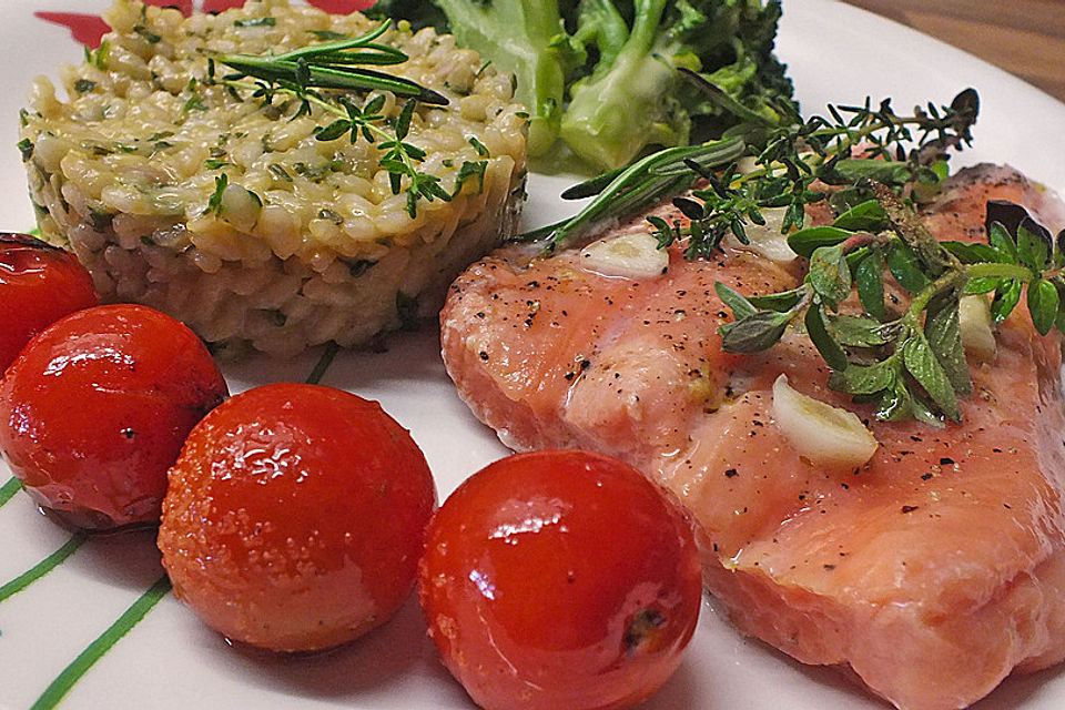 Lachsfilet mit Kräuterrisotto und geschmorten Kirschtomaten