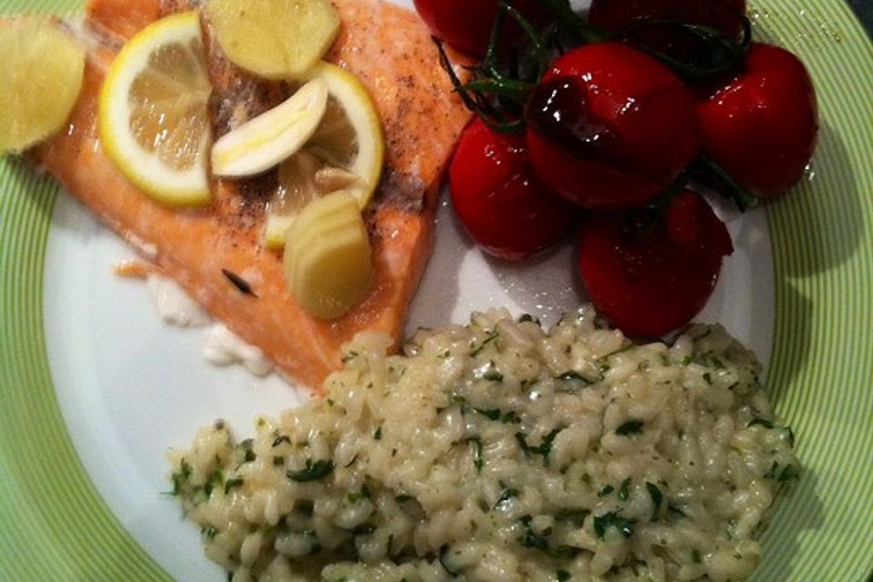 Lachsfilet mit Kräuterrisotto und geschmorten Kirschtomaten