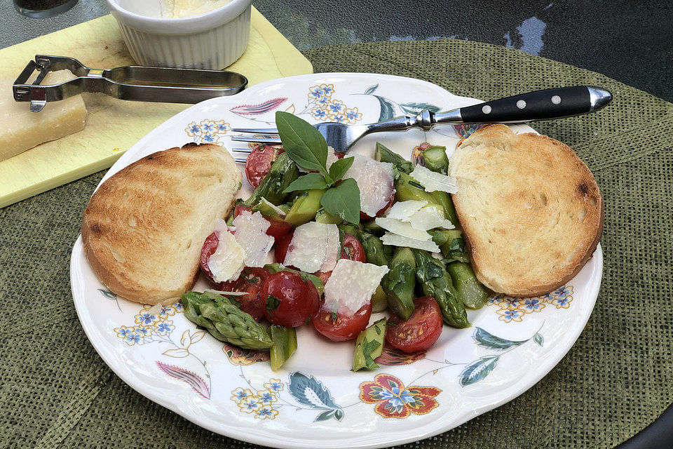 Spargel-Brotsalat