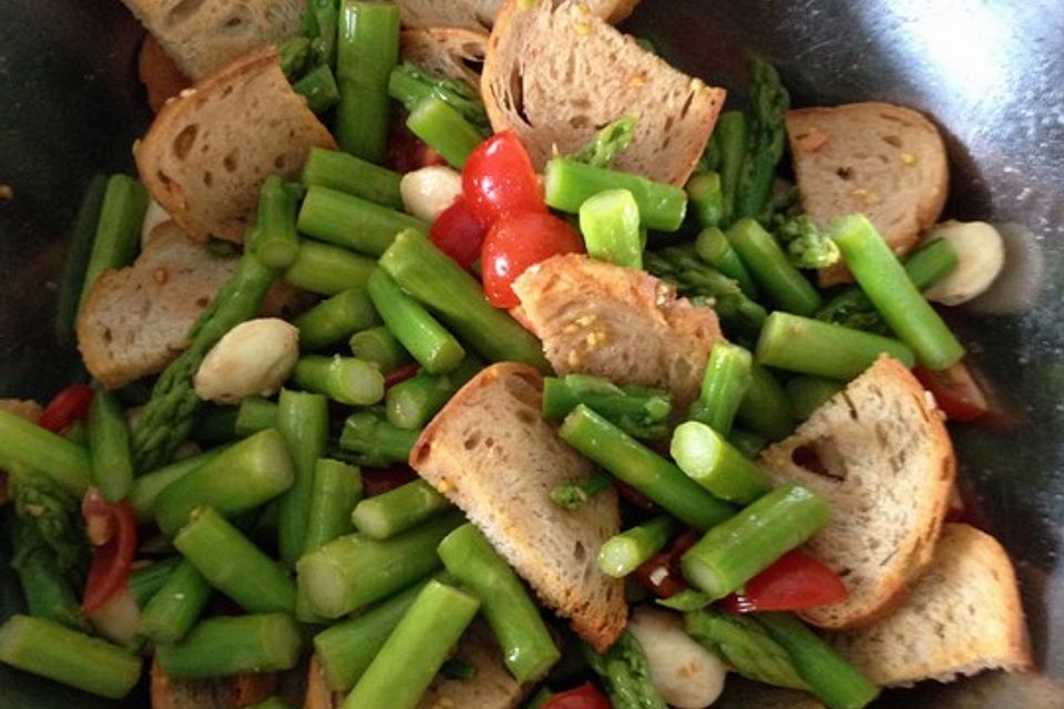 Spargel-Brotsalat