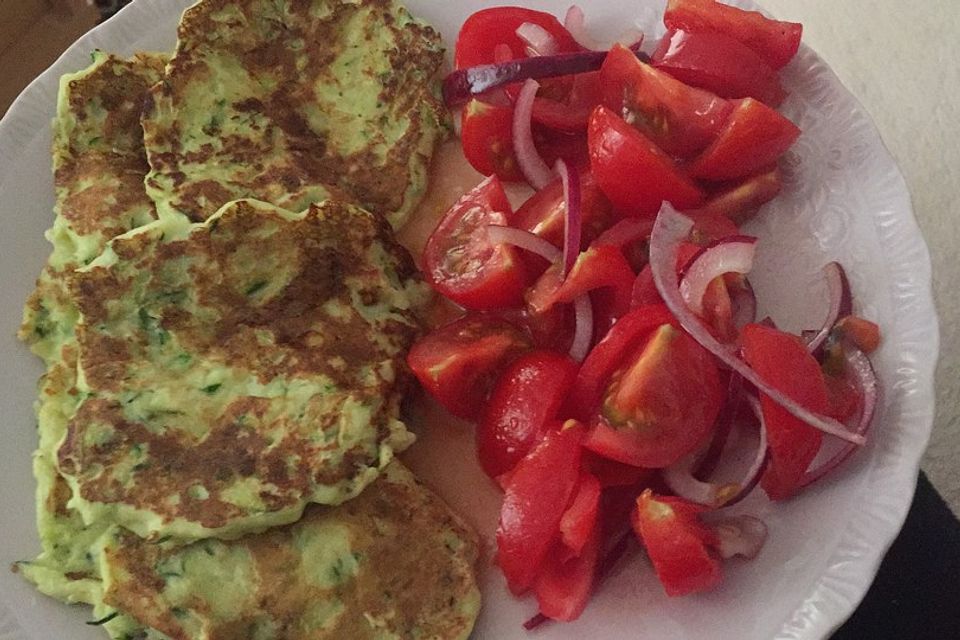 Zucchini-Ricotta-Puffer mit buntem Tomatensalat