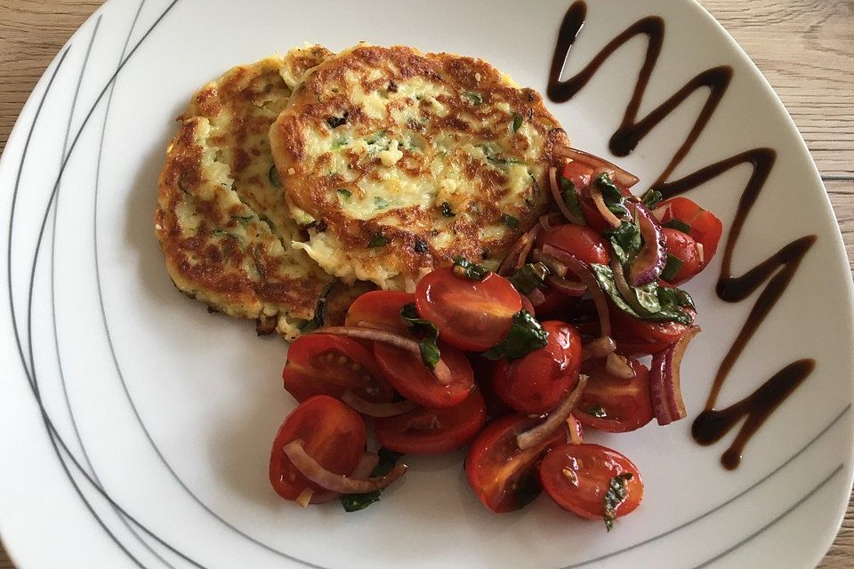 Zucchini-Ricotta-Puffer mit buntem Tomatensalat