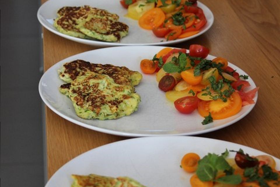 Zucchini-Ricotta-Puffer mit buntem Tomatensalat