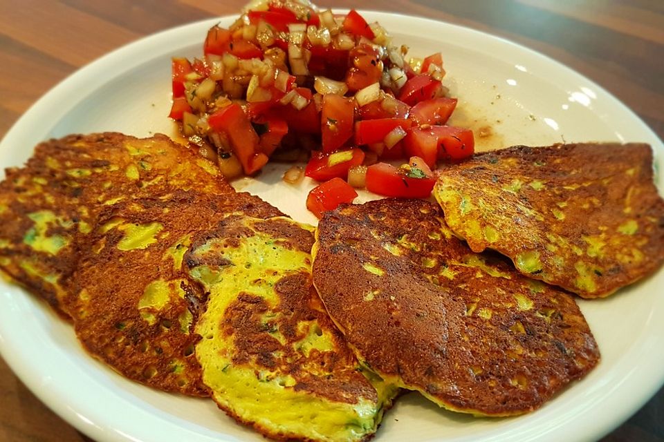 Zucchini-Ricotta-Puffer mit buntem Tomatensalat