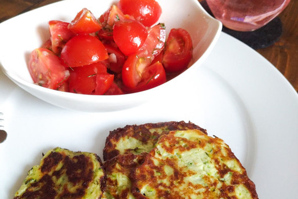 Zucchini-Ricotta-Puffer mit buntem Tomatensalat