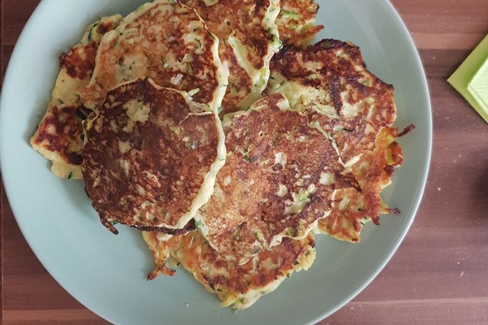 Zucchini-Ricotta-Puffer mit buntem Tomatensalat