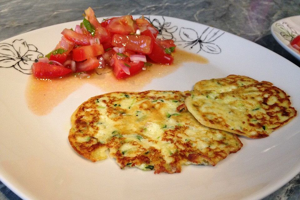 Zucchini-Ricotta-Puffer mit buntem Tomatensalat