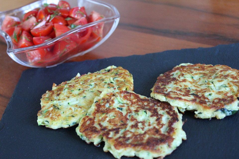 Zucchini-Ricotta-Puffer mit buntem Tomatensalat