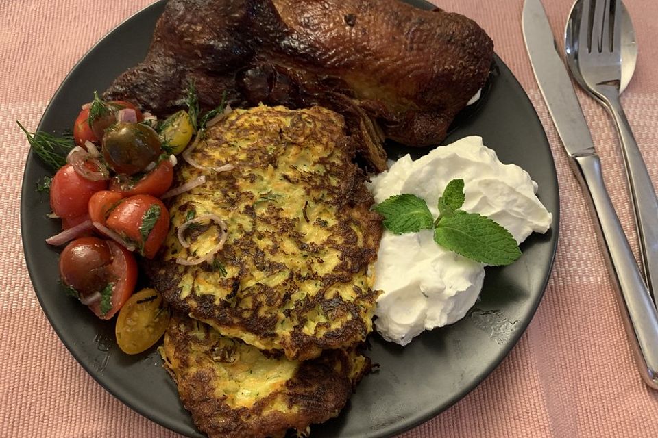 Zucchini-Ricotta-Puffer mit buntem Tomatensalat