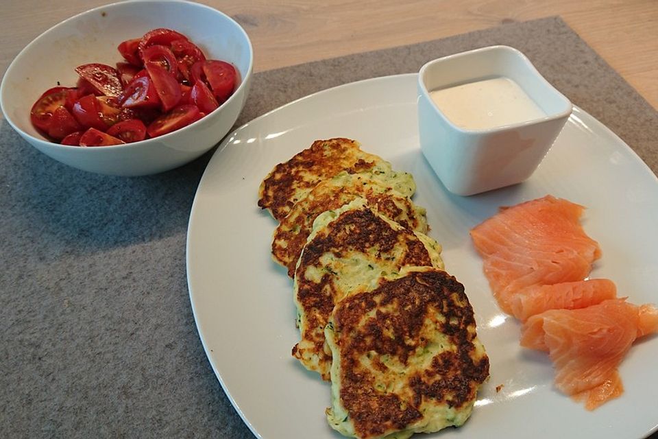 Zucchini-Ricotta-Puffer mit buntem Tomatensalat