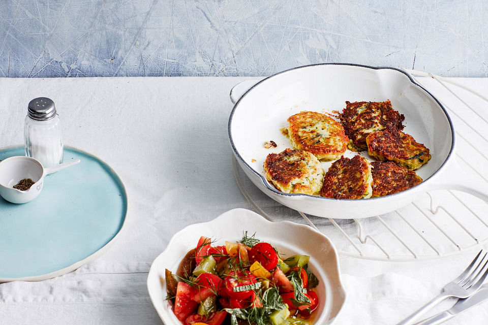 Zucchini-Ricotta-Puffer mit buntem Tomatensalat