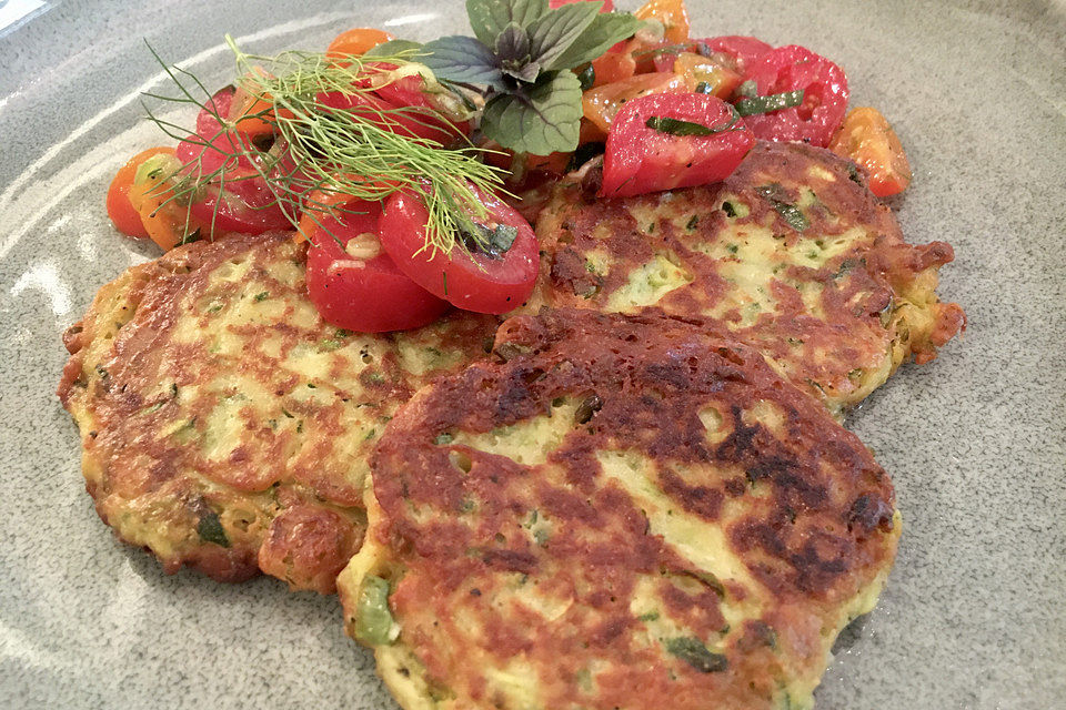 Zucchini-Ricotta-Puffer mit buntem Tomatensalat