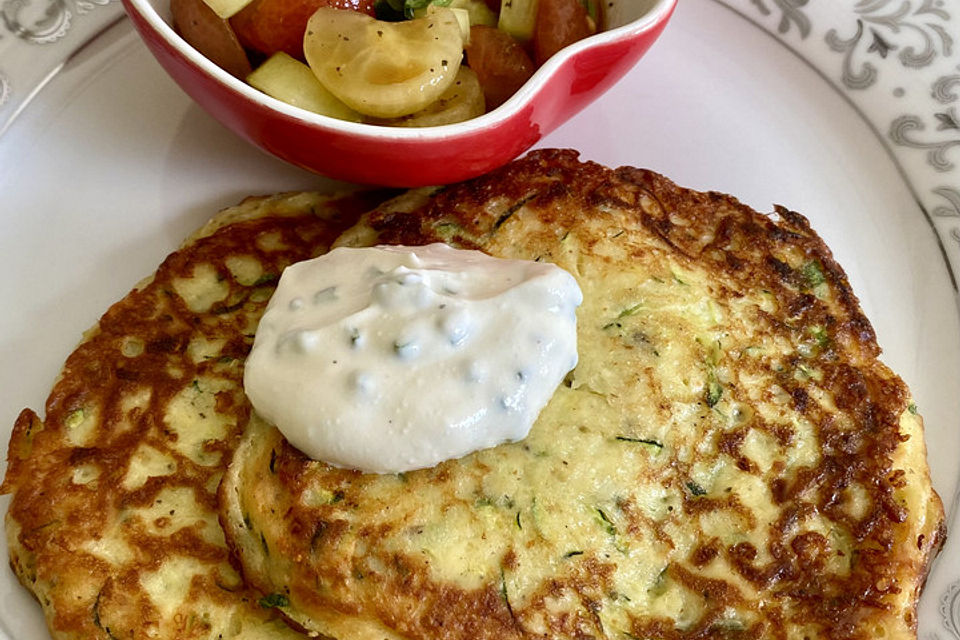 Zucchini-Ricotta-Puffer mit buntem Tomatensalat