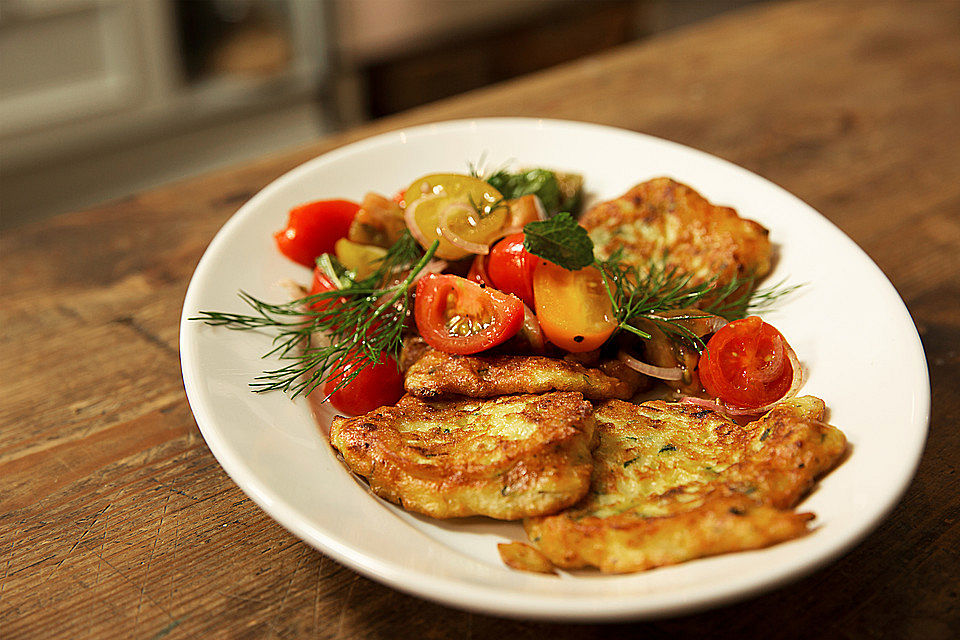 Zucchini-Ricotta-Puffer mit buntem Tomatensalat