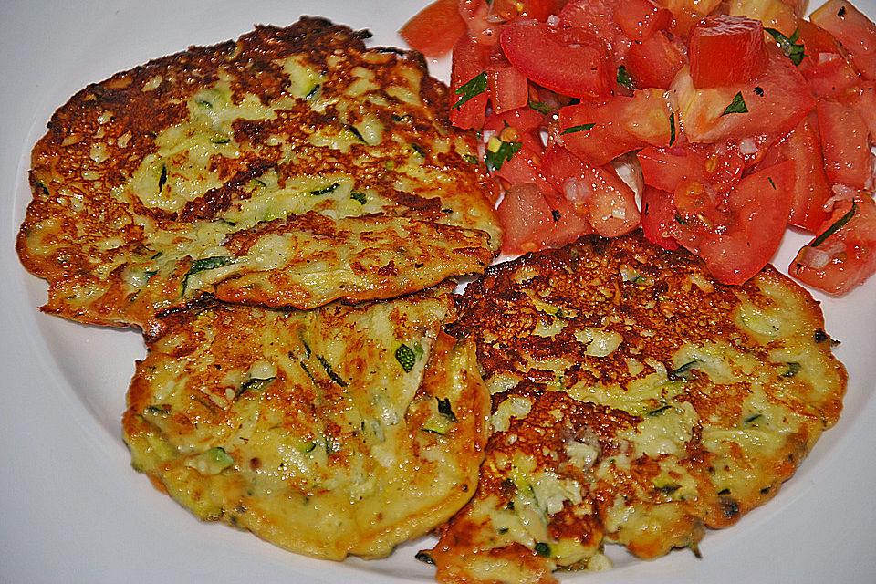 Zucchini-Ricotta-Puffer mit buntem Tomatensalat