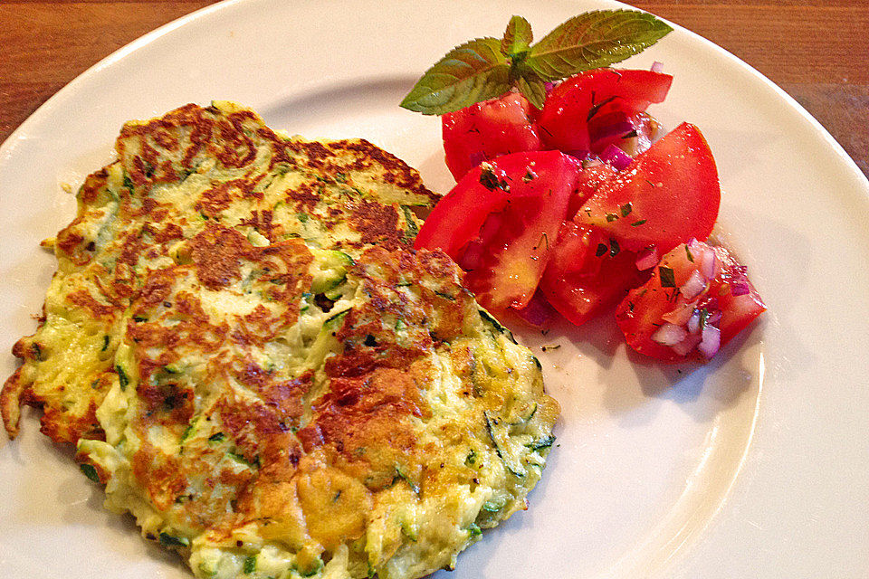 Zucchini-Ricotta-Puffer mit buntem Tomatensalat