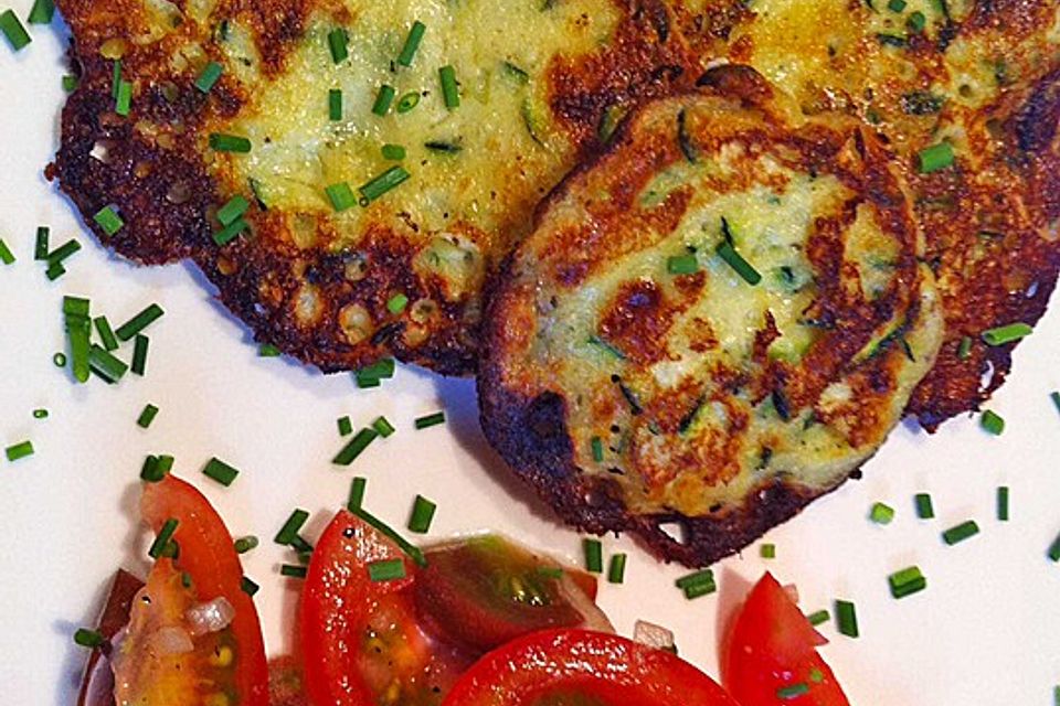 Zucchini-Ricotta-Puffer mit buntem Tomatensalat