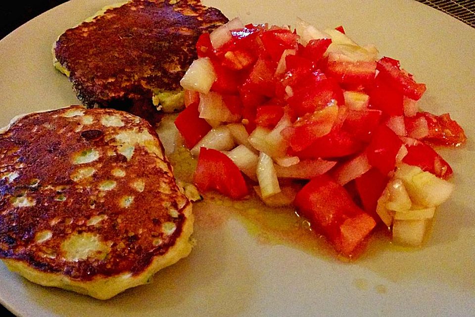 Zucchini-Ricotta-Puffer mit buntem Tomatensalat