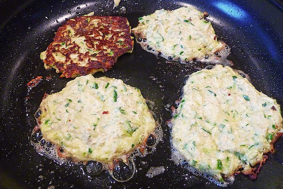 Zucchini-Ricotta-Puffer mit buntem Tomatensalat