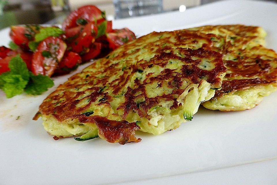 Zucchini-Ricotta-Puffer mit buntem Tomatensalat