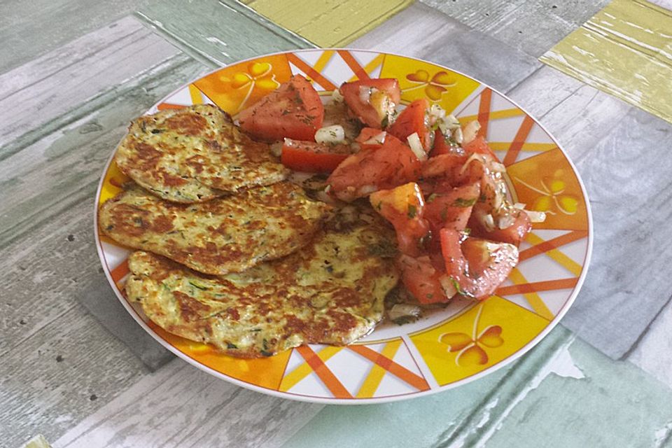 Zucchini-Ricotta-Puffer mit buntem Tomatensalat