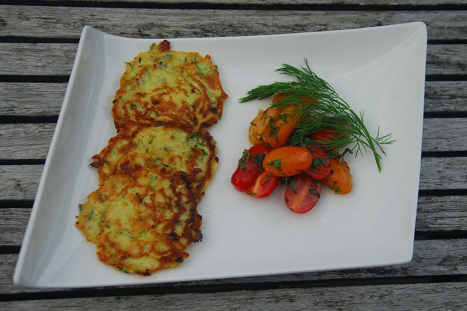 Zucchini-Ricotta-Puffer mit buntem Tomatensalat