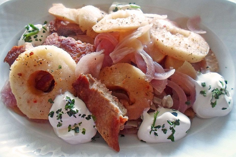 Schnitzeltopf mit Kartoffel-Schalotten-Apfelscheiben und Knoblauch aus dem Slowcooker