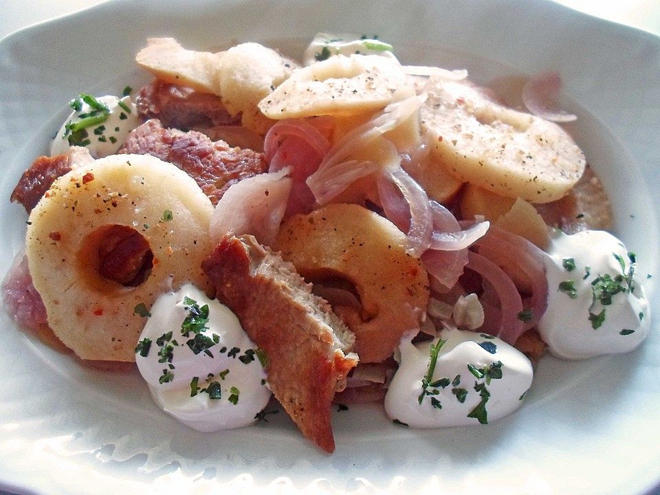 Schnitzeltopf mit Kartoffel-Schalotten-Apfelscheiben und Knoblauch aus ...