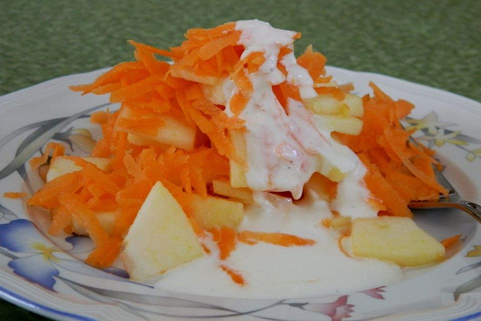 Apfel-Möhren-Salat mit frischem Ingwer