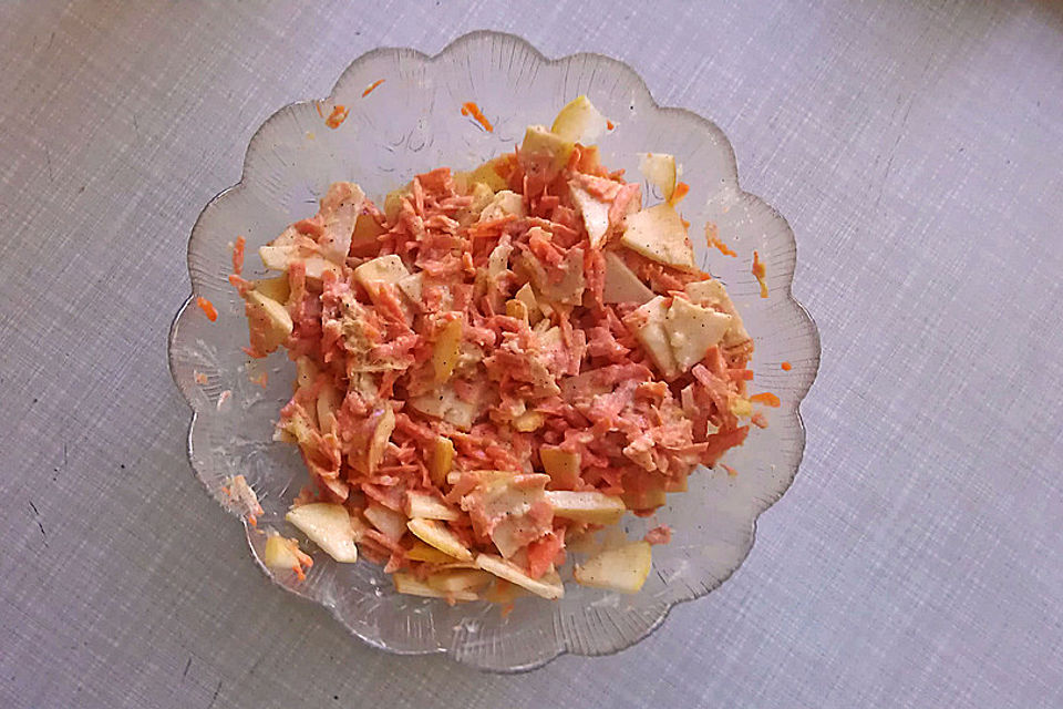 Apfel-Möhren-Salat mit frischem Ingwer