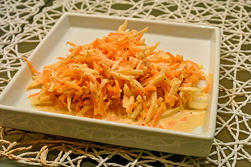 Apfel-Möhren-Salat mit frischem Ingwer