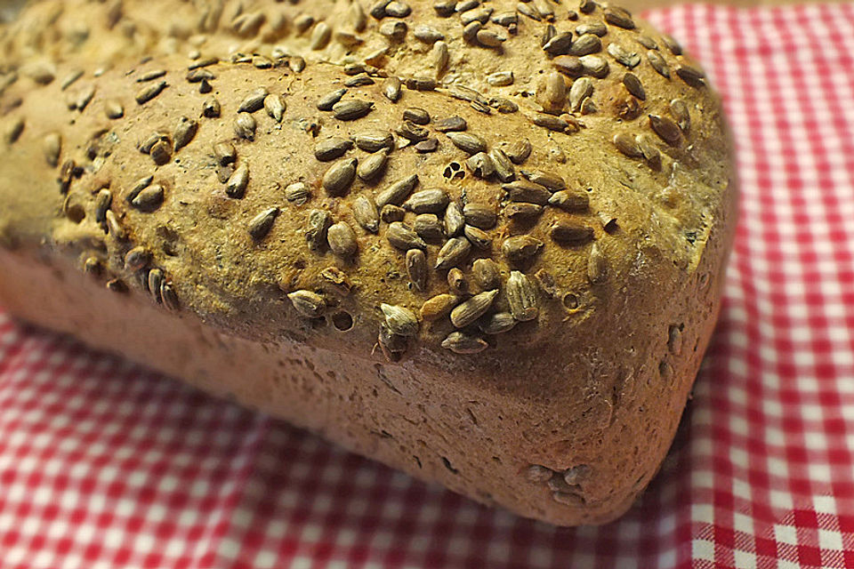 Dinkel-Bärlauchbrot mit Sonnenblumenkernen