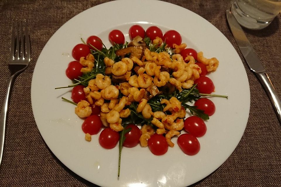 Rucola mit marinierten Scampi, Tomaten und Champignons