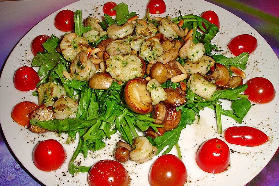 Rucola mit marinierten Scampi, Tomaten und Champignons