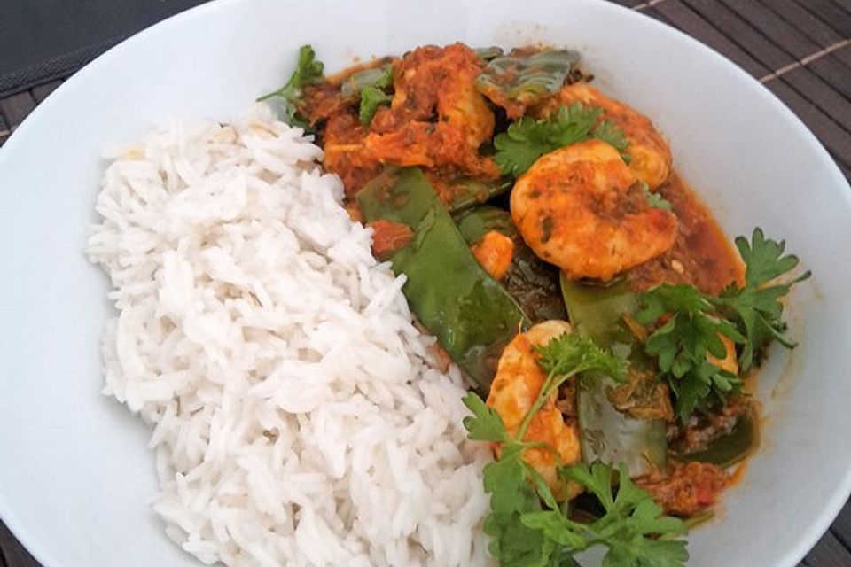 Rotes Thai-Curry mit Garnelen