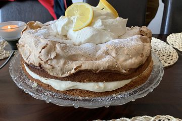 Zitronencreme-Torte mit Baiserhaube