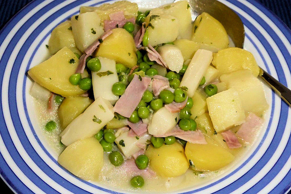 Spargel-Erbsen-Ragout mit Schinken und Kartoffeln