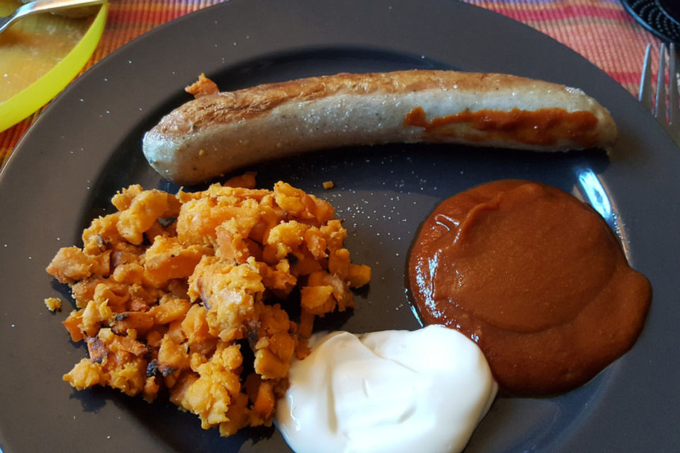 Südstaaten-Currywurst mit Süßkartoffelpommes und Limettenmayo