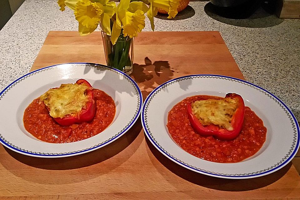 Gefüllte Paprika mit Hirse, Feta und Tofu