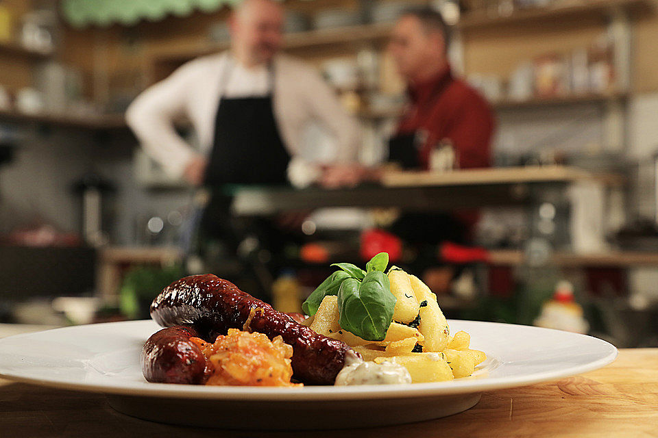 Lammbratwurst mit Tomatenchutney