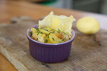 Kleine Kartoffelgratins mit Käsechips