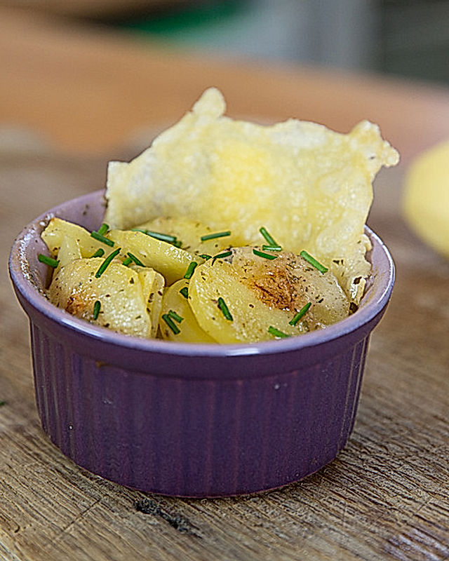 Kleine Kartoffelgratins mit Käsechips