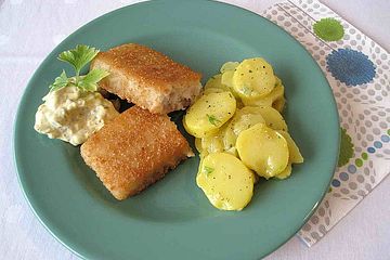 Backfisch mit Kartoffelsalat und Remoulade