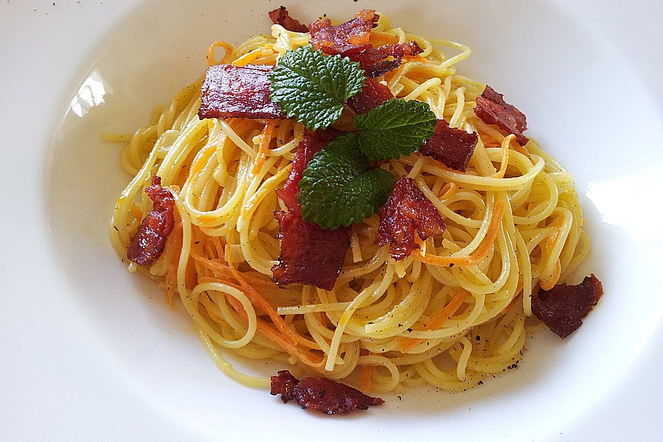 Dinkelspaghettini mit cremig-fruchtiger Chili-Vanillesauce und knusprigen Chorizoscheibchen