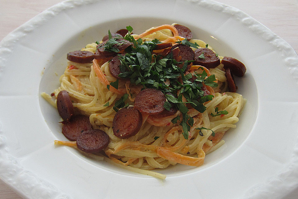 Dinkelspaghettini mit cremig-fruchtiger Chili-Vanillesauce und knusprigen Chorizoscheibchen